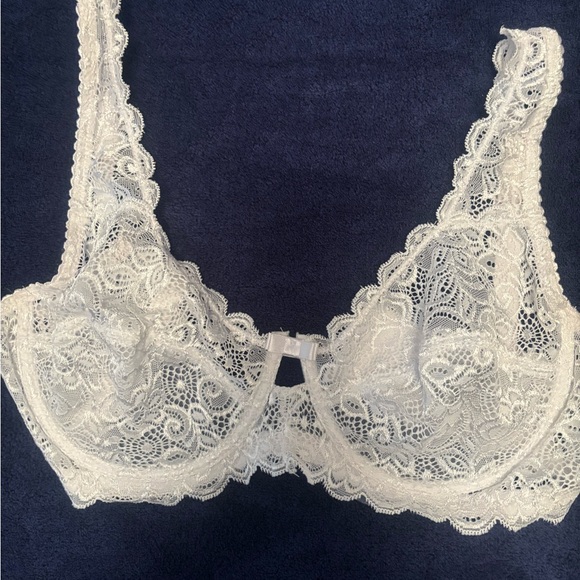 Four very pretty bras two lightly lined , two unlineded - Picture 9 of 11